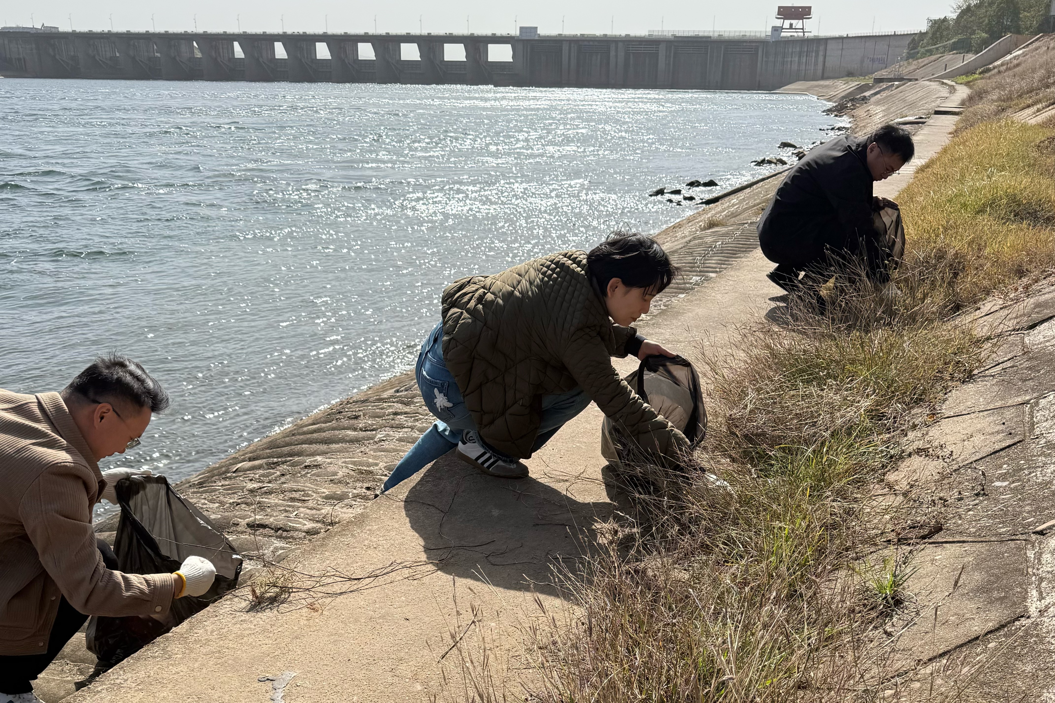 清流映党旗 实干践初心——发展新能源党支部开展“守护河道生态”主题党日活动