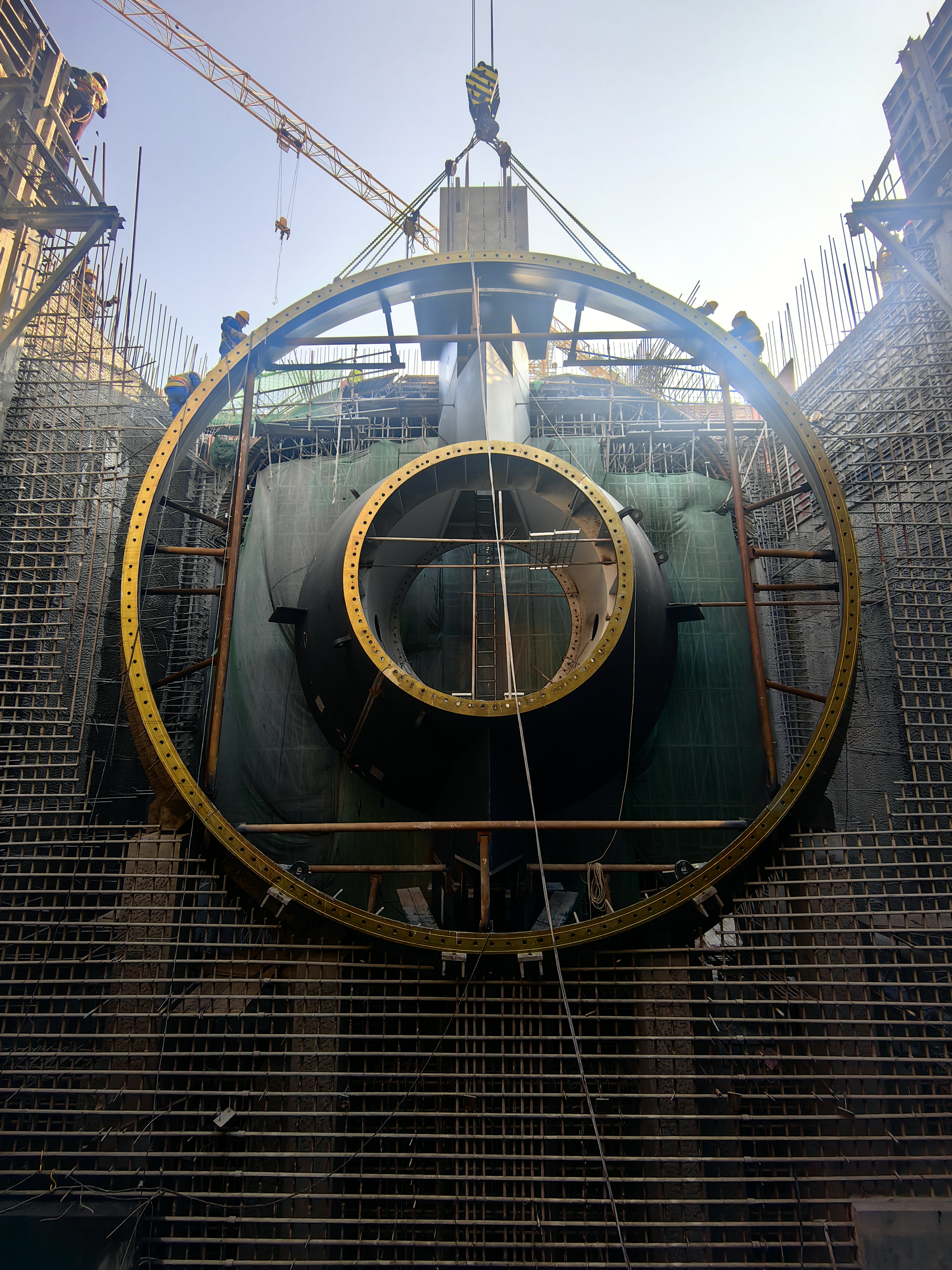 株洲航电（空洲水电站）扩机工程项目机组管型座顺利完成吊装